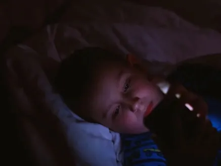 Jak pornografia wpływa na rozwój wyobraźni i potrzeb seksualnych?