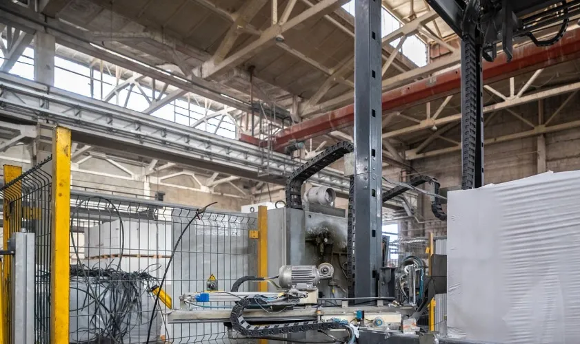 Kiedy warto wybrać paletyzator płytowy zamiast robota paletyzującego?